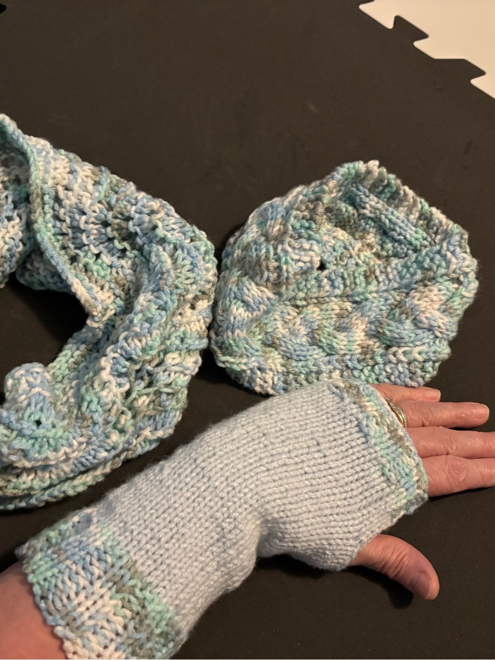Hand knit set - Picture 3 of 3